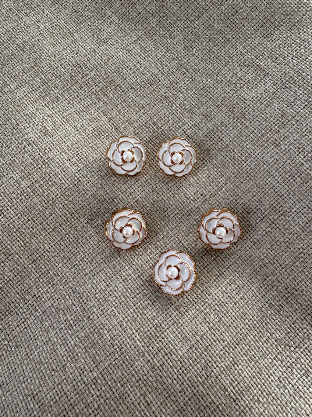 knapp - hvit kamelia