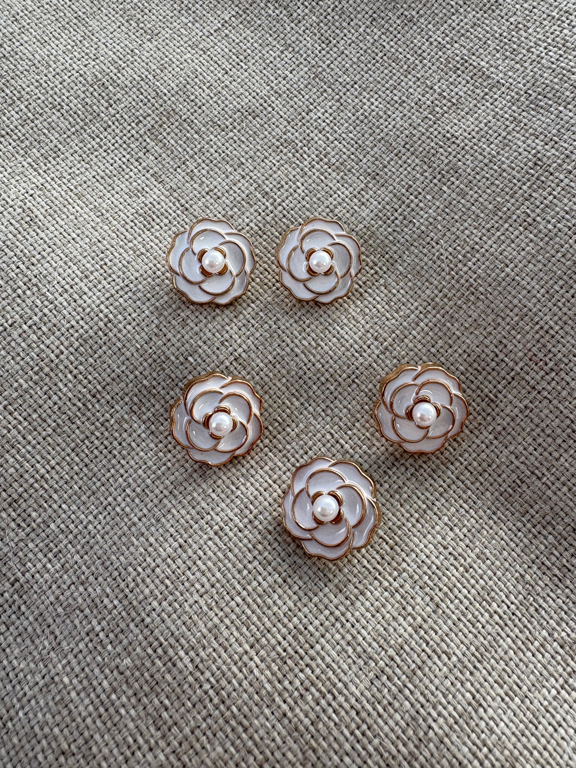 knapp - hvit kamelia