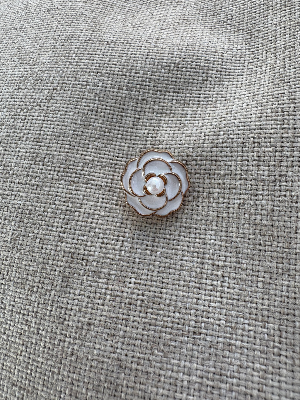 knapp - hvit kamelia