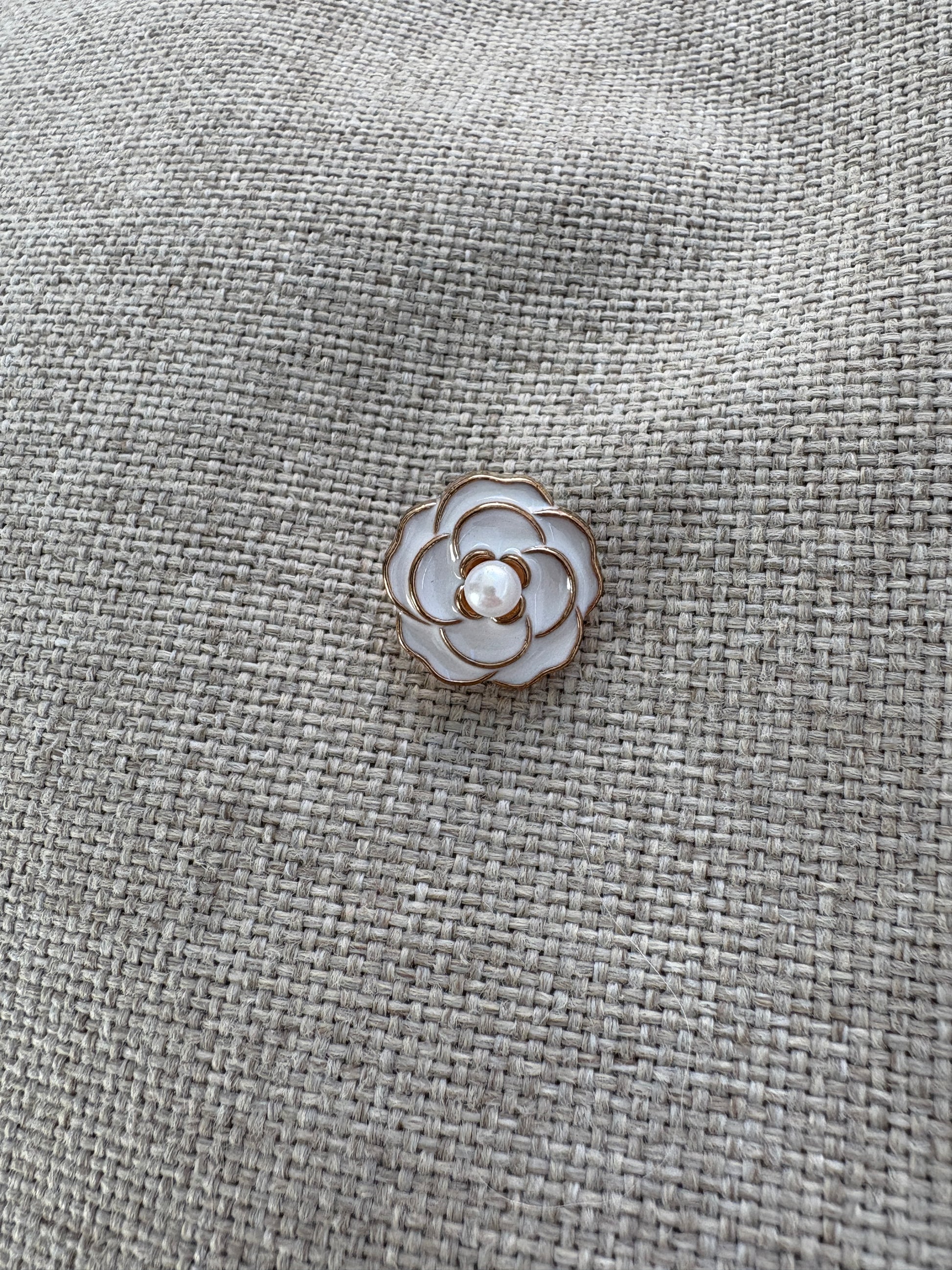 knapp - hvit kamelia