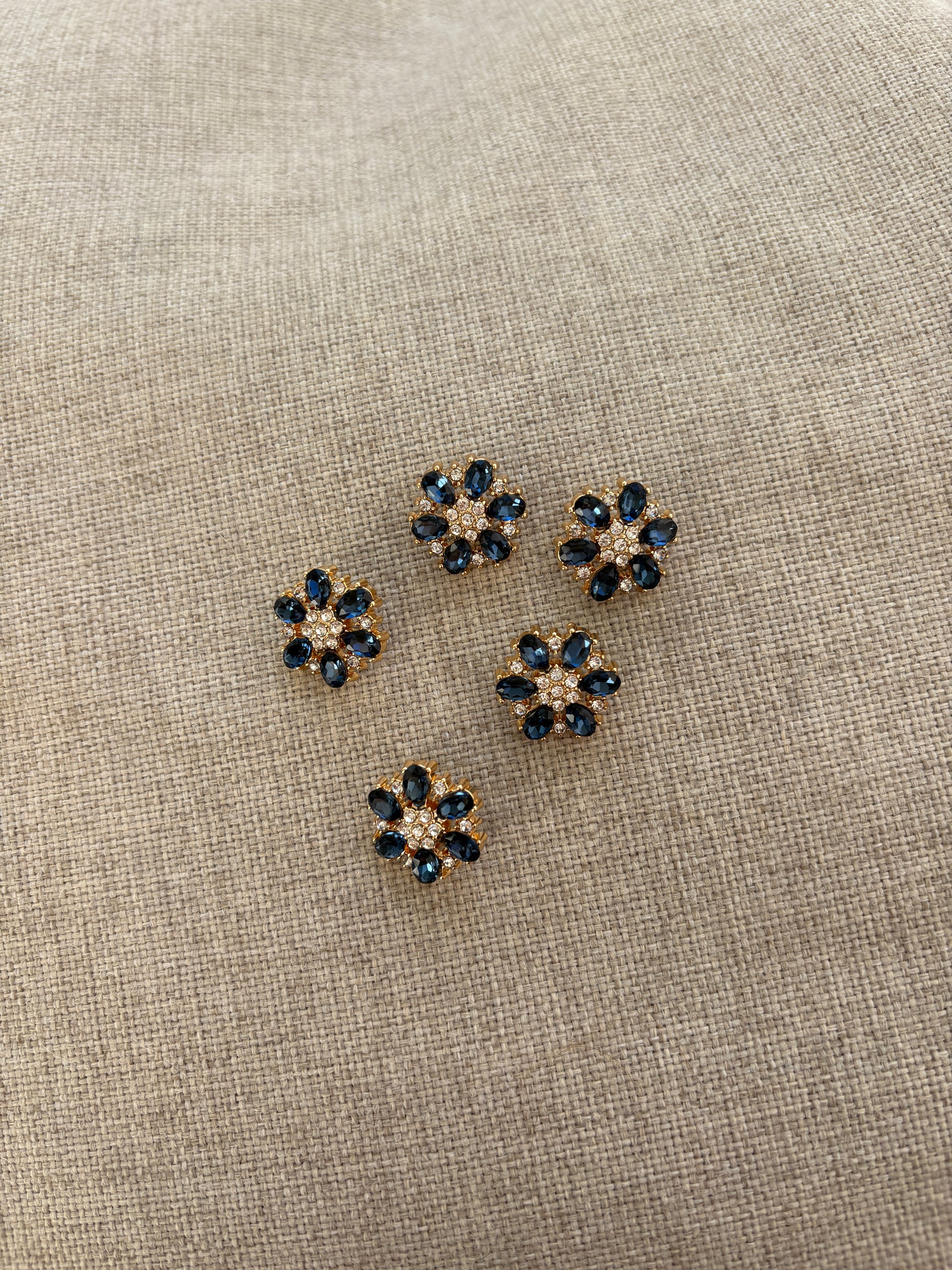 knapp - inkblå blomst