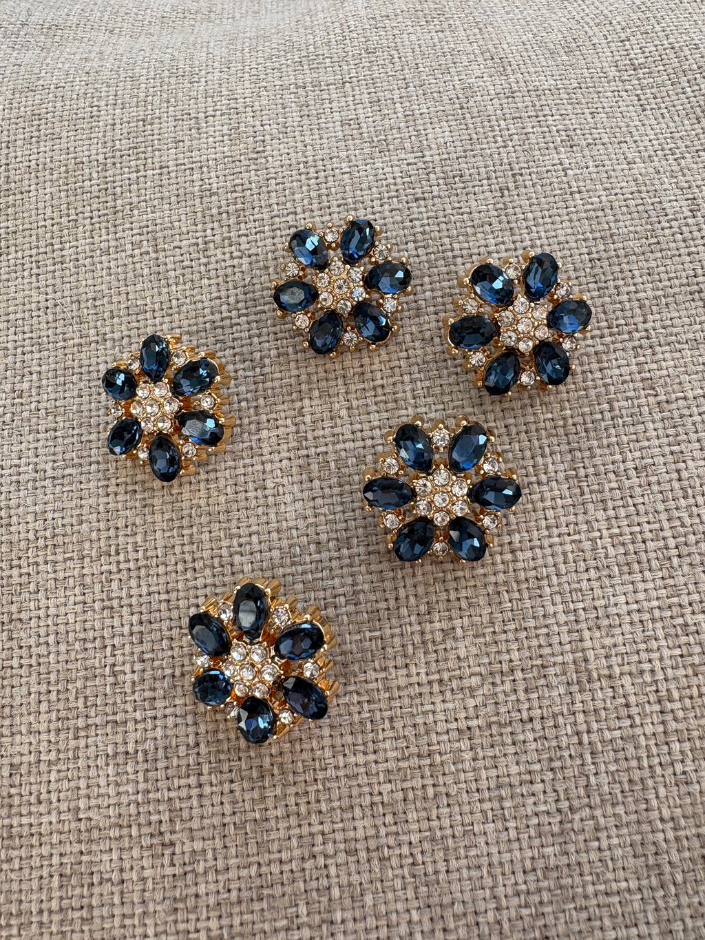 knapp - inkblå blomst