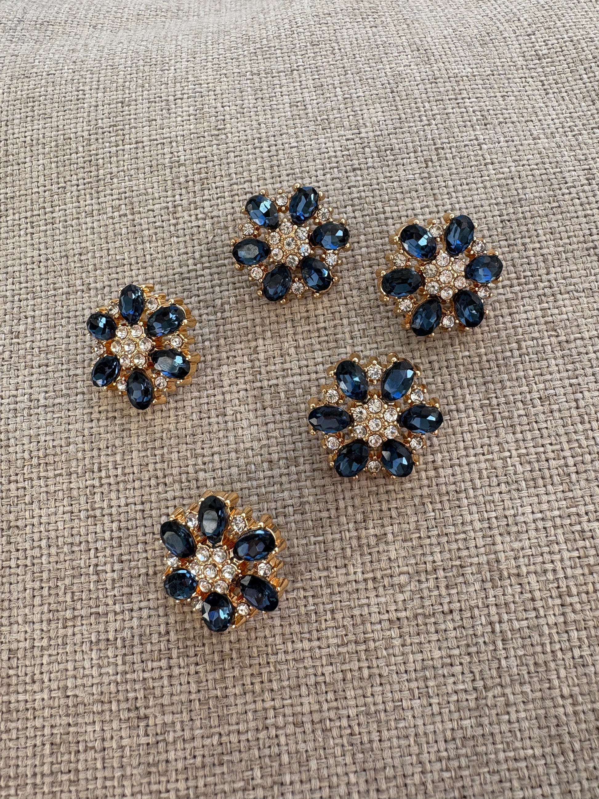 knapp - inkblå blomst