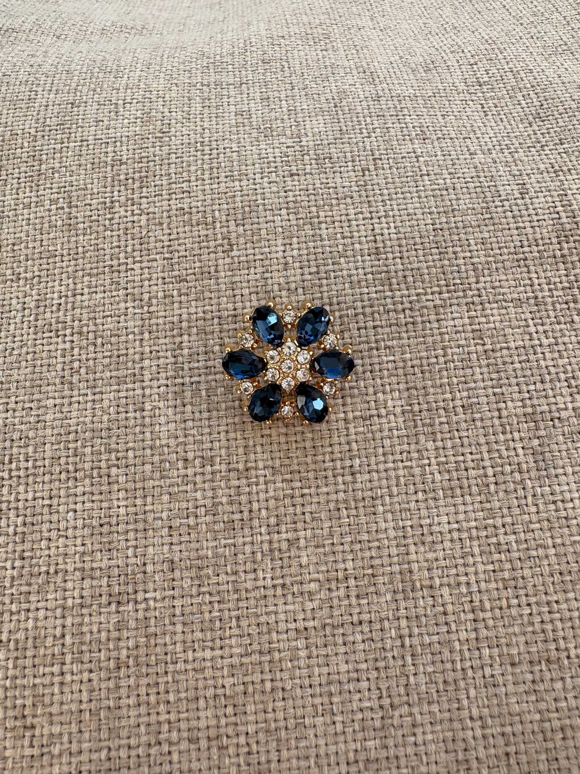 knapp - inkblå blomst